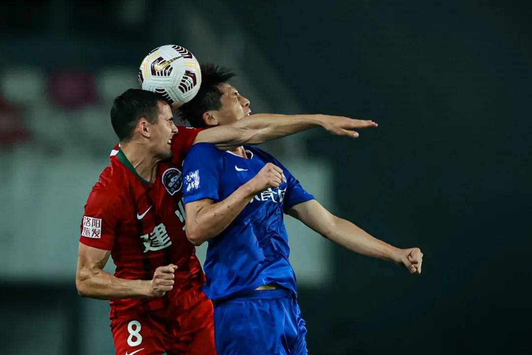 أفضل لاعب في الدوري الإنجليزي 2025من يتصدر المشهد؟